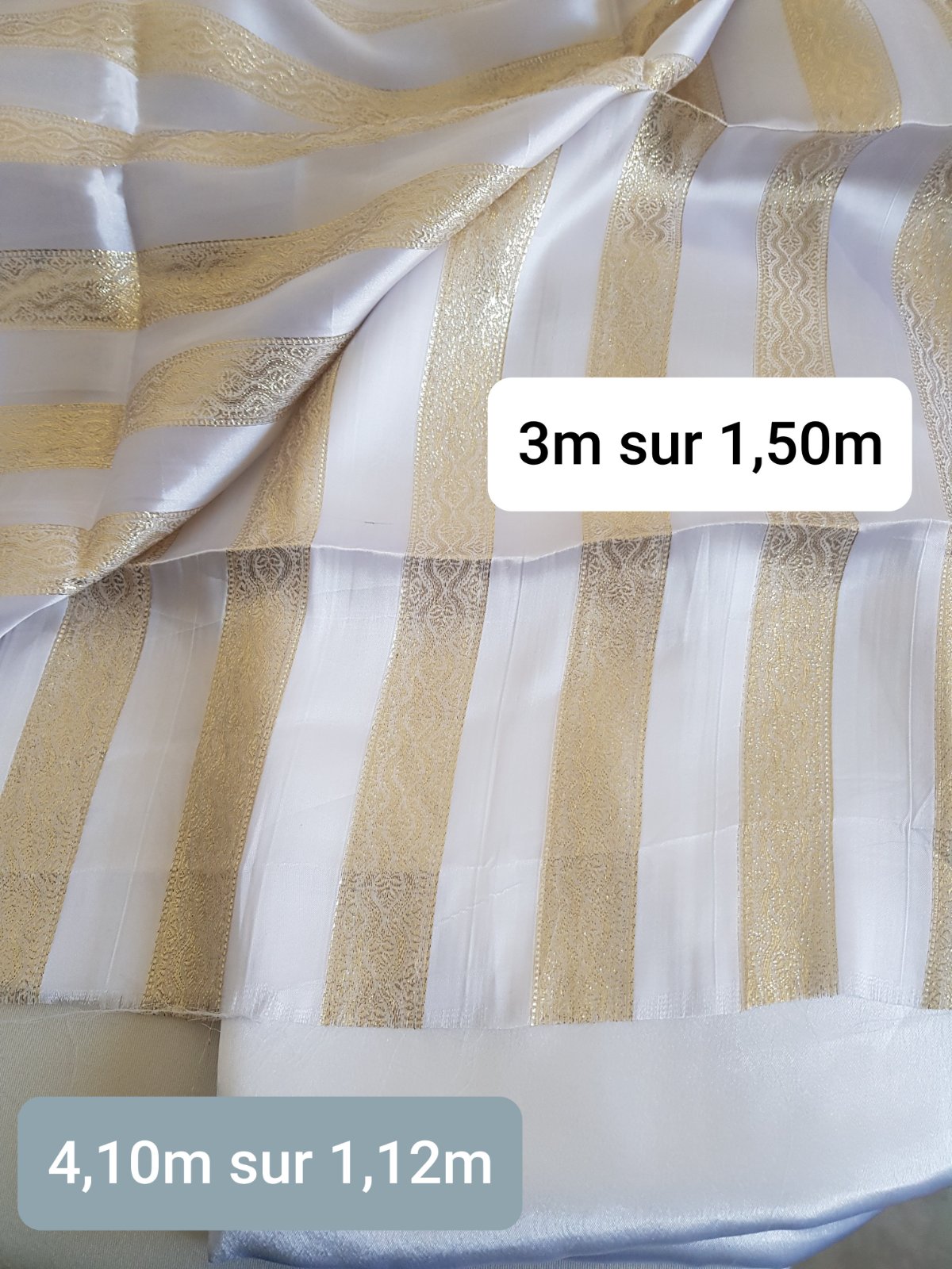 Coupon tissus mousseline blanche à rayures dorées avec doublure en satin blanc