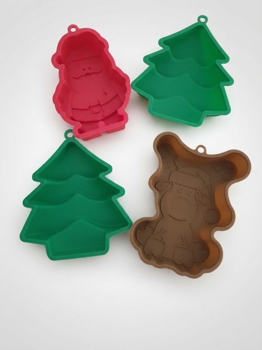 Lot de 4 moules de Noël en silicone . Les mesures sont indiquées sur les photos 