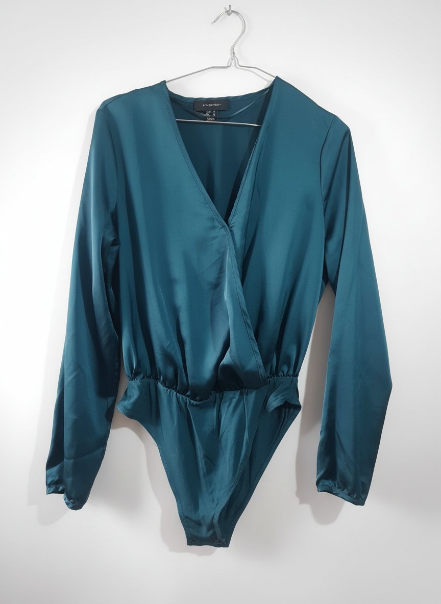 Body Atmosphere en satin vert sapin, doté d'un décolleté en V croisé et de manches longues taille 38.