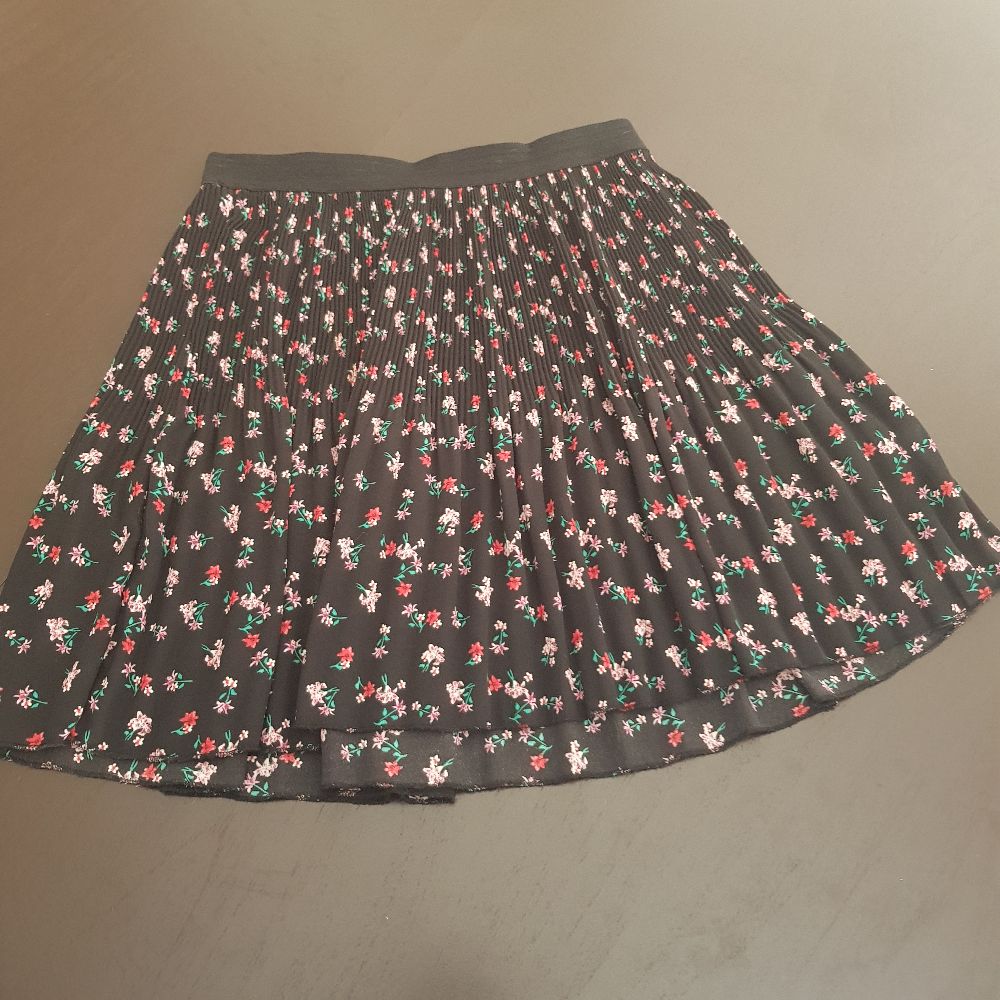Jupe mini en mousseline noir fleuri finement plissée taille S en très bon état 