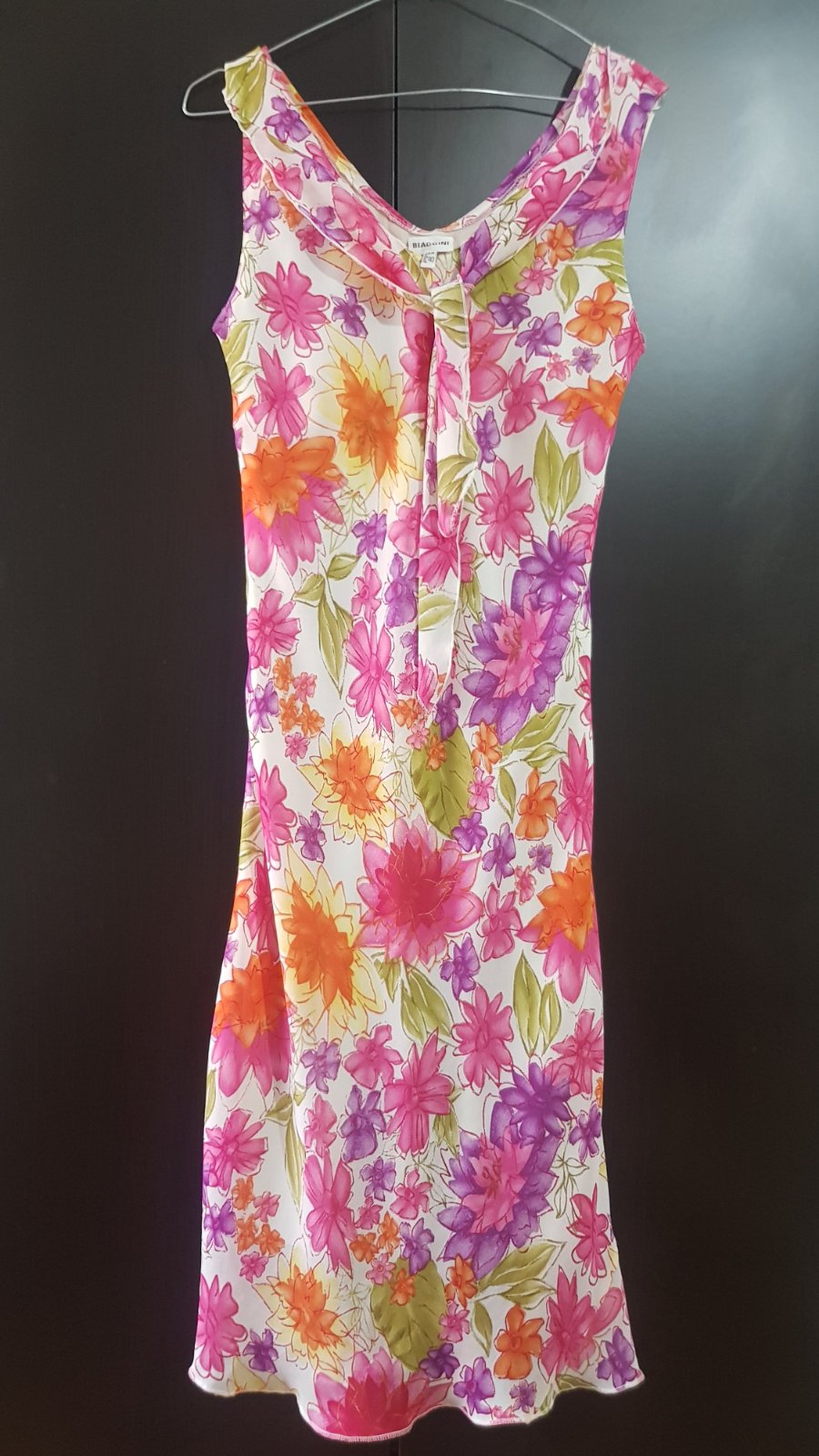 Robe estivale en mousseline à motif floral  avec des tons roses, orange et violets.