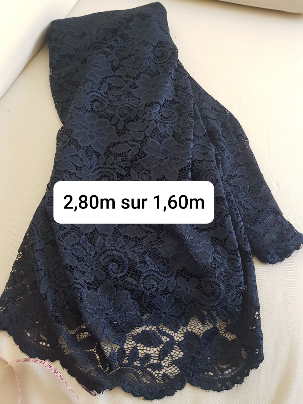 Coupon de tissus en dentelle elastiquée bleu marine 
