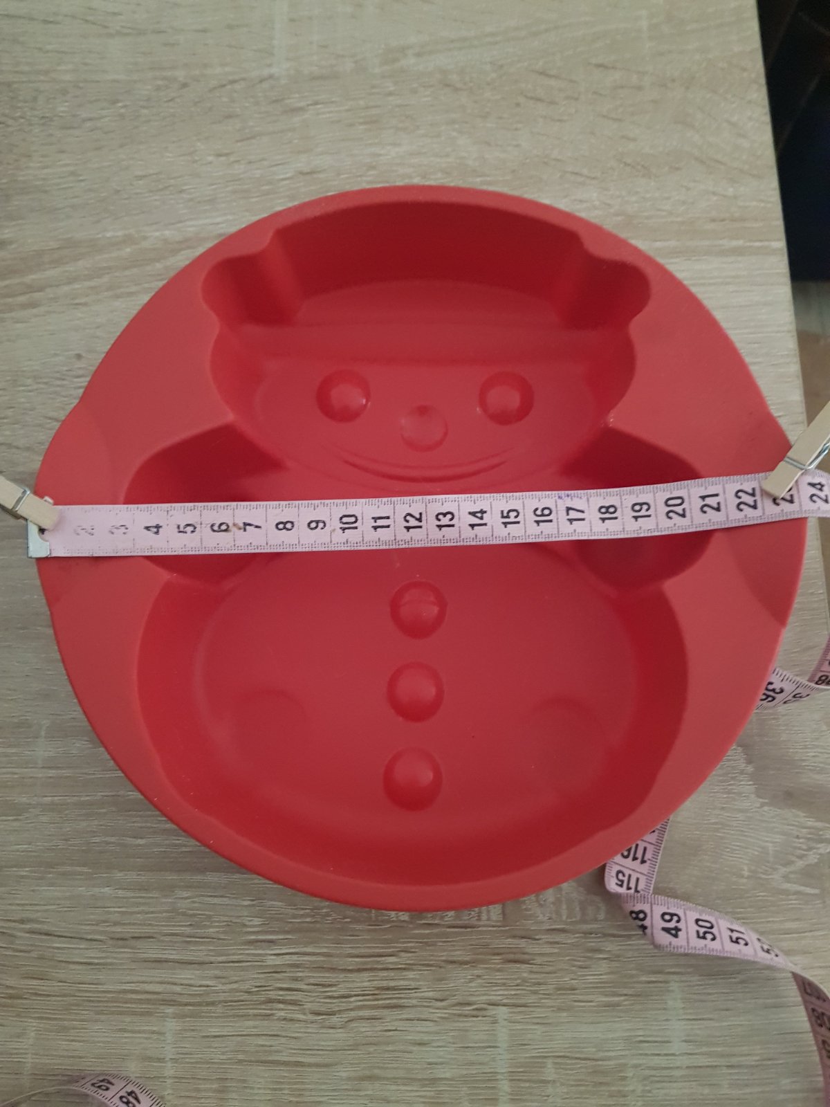 Moule à gâteau bonhomme de neige en silicone de la marque Tupperware de largeur 18cm et de longueur 22cm