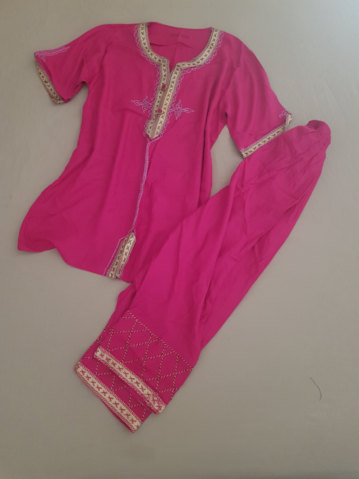 Tenue traditionnelle jamais portée pour femme composée d'une tunique et un sarouel couleur rose fuchsia taille M 