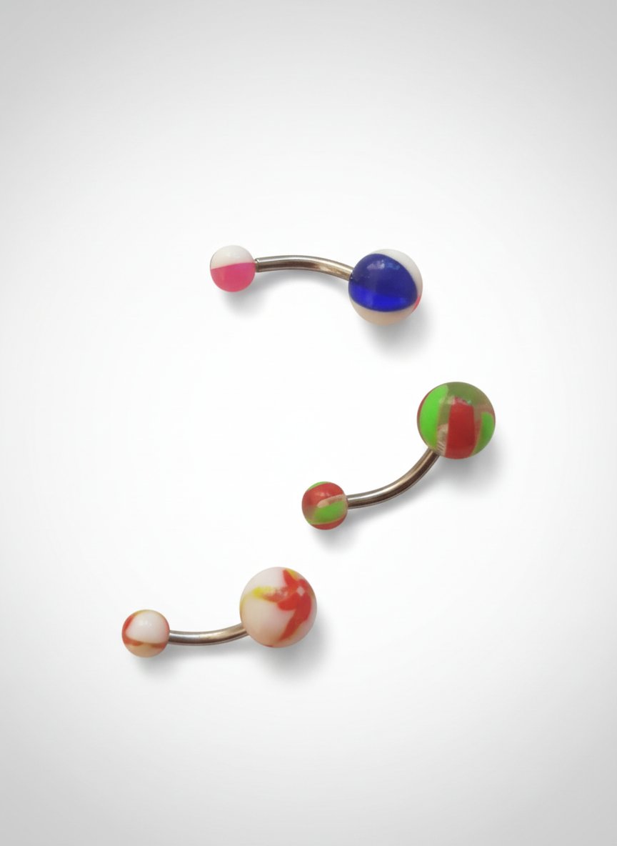 Piercing pour le nombril en acier chirurgical avec des boules en acrylique coloré.