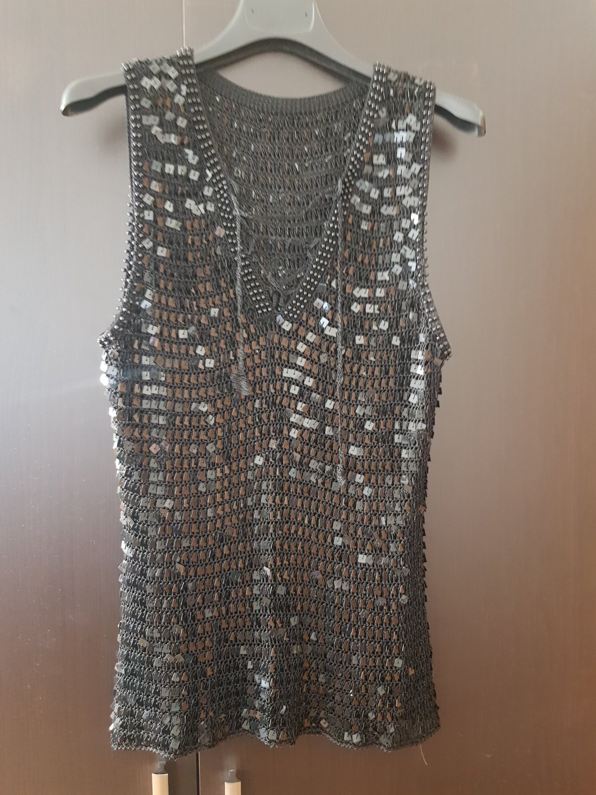 Haut en maille de chaîne noir avec des paillettes noires