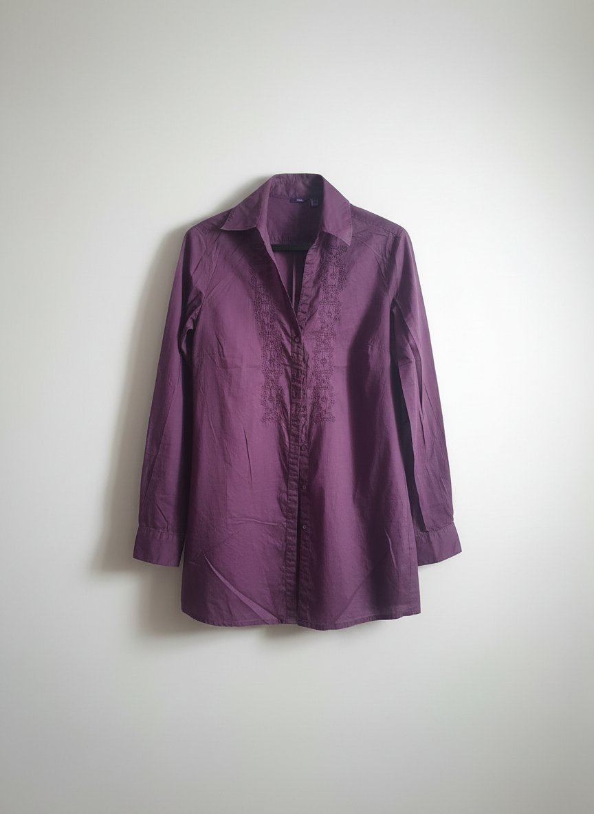 Tunique violette de style bohème, dotée de manches longues et d'une broderie détaillée le long de la boutonnière. Convient parfaitement aux femmes voilées  taille 38
