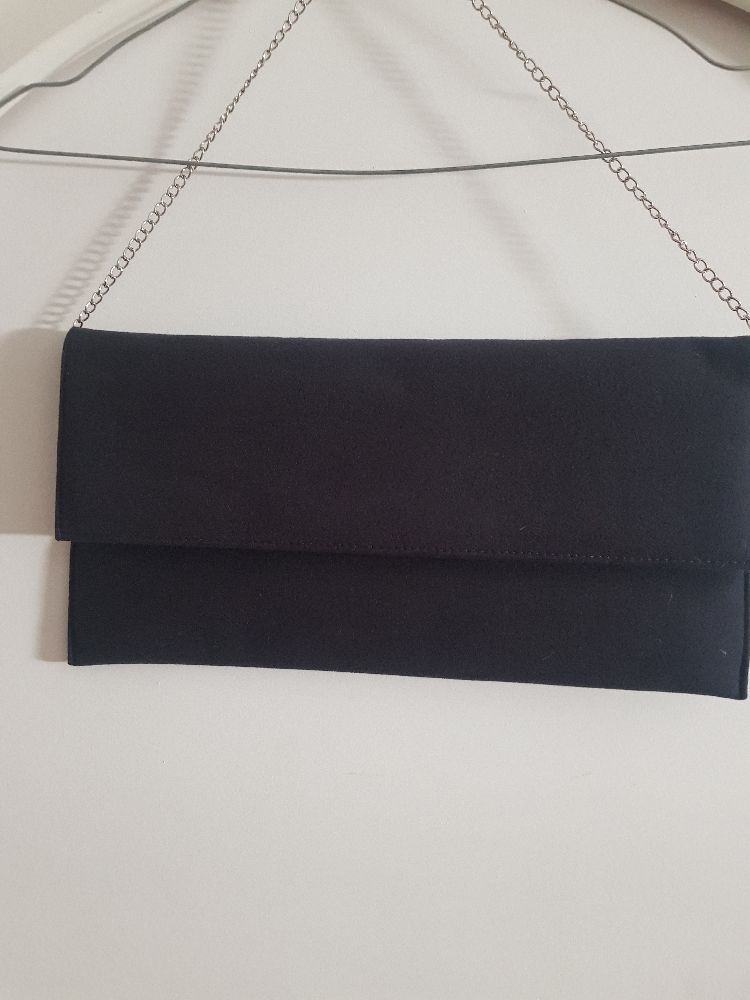 Pochette très chic  neuve en faux daim bleu marine  dimensions 34/17cm