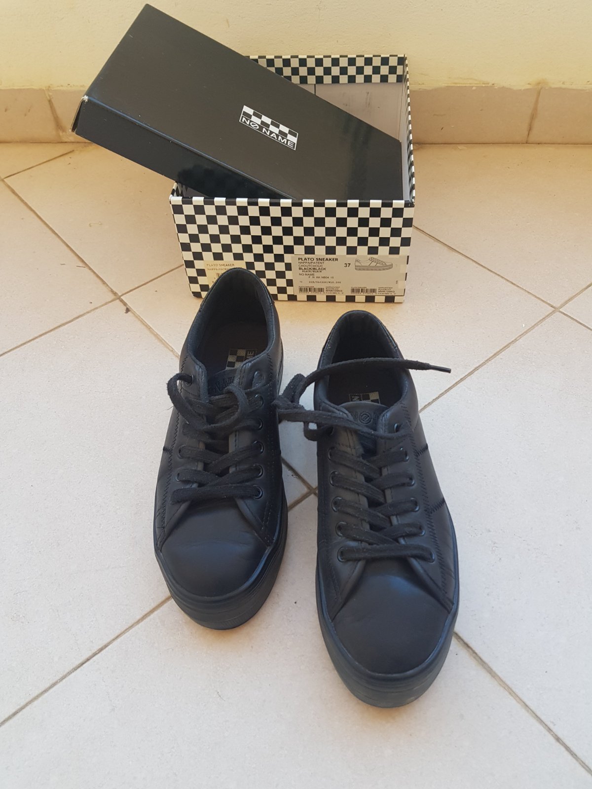 Chaussure de sport en cuir noir de la marque No Name.