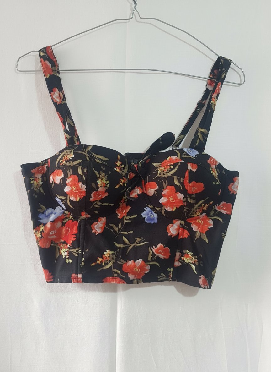 Bustier court noir avec un imprimé floral rouge et des bretelles réglables.