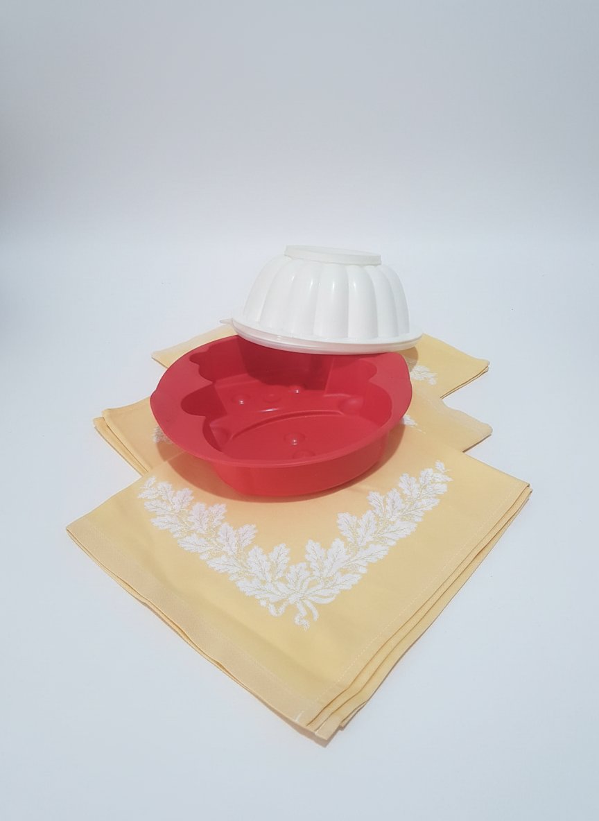 Lot de deux moules à gâteau de la marque Tapperware et 3 serviettes jaunes 