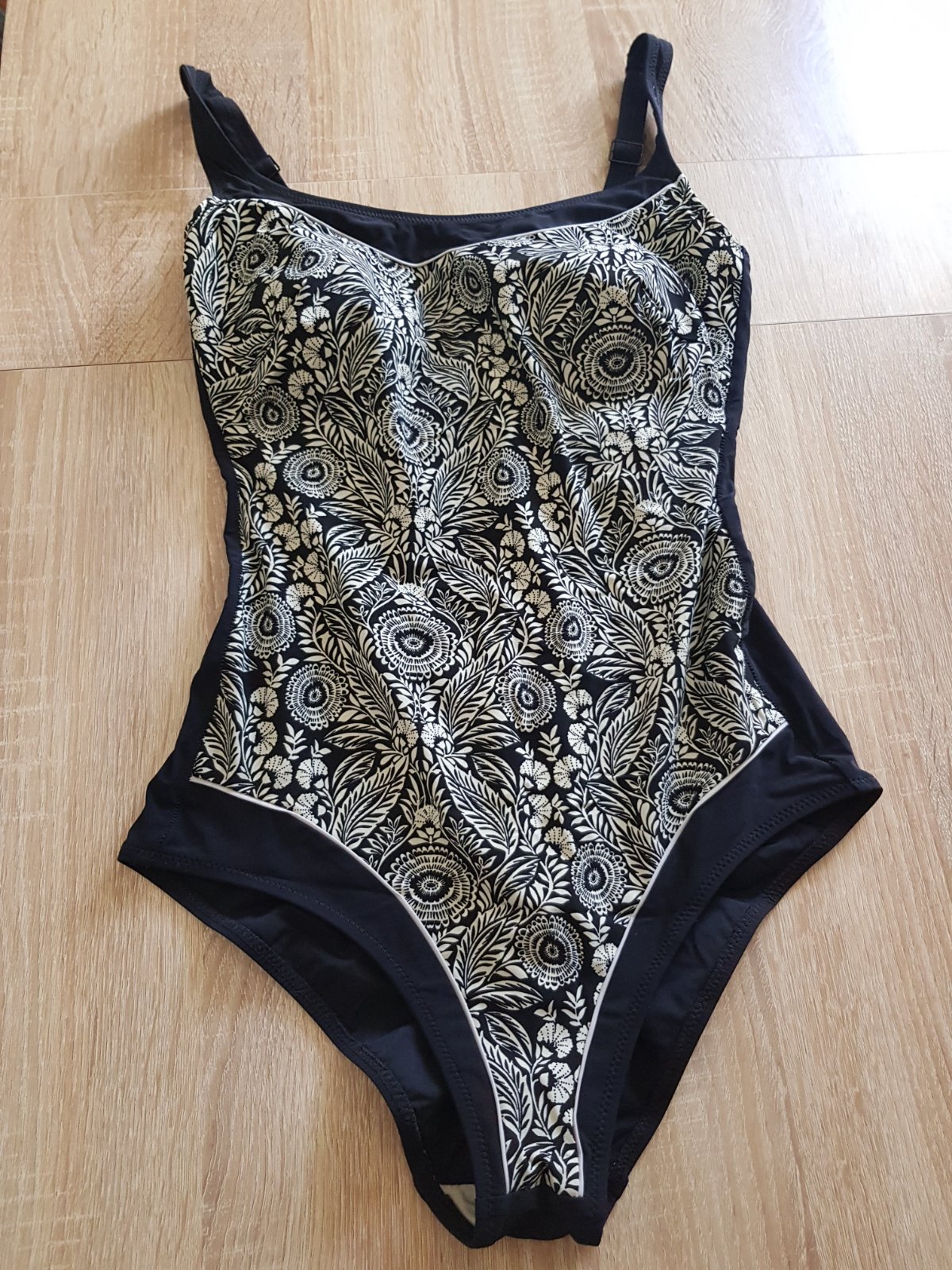Maillot de bain une pièce  de  la marque ANITA couleur noire avec un motif végétal blanc très peu porté. Conçu pour porter une prothèse externe 
