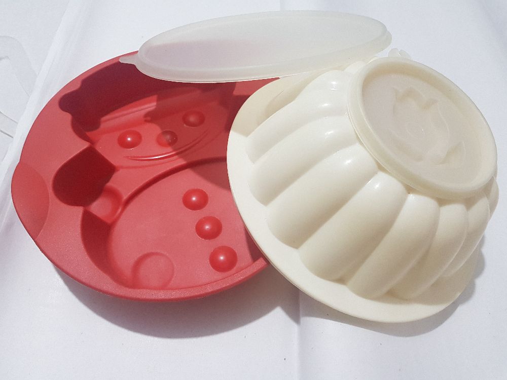 Lot de 3 serviettes en coton et 2 moules Tupperware, dont un moule à charlotte et un moule en silicone bonhomme de neige en excellent état. 