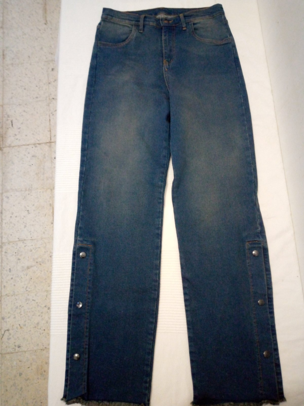 Pantalon jeans avec des boutons 