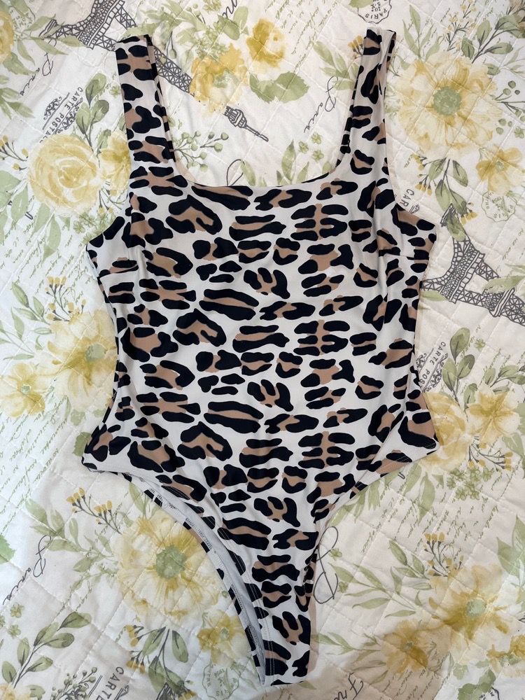 Un maillot leopard en blanc 