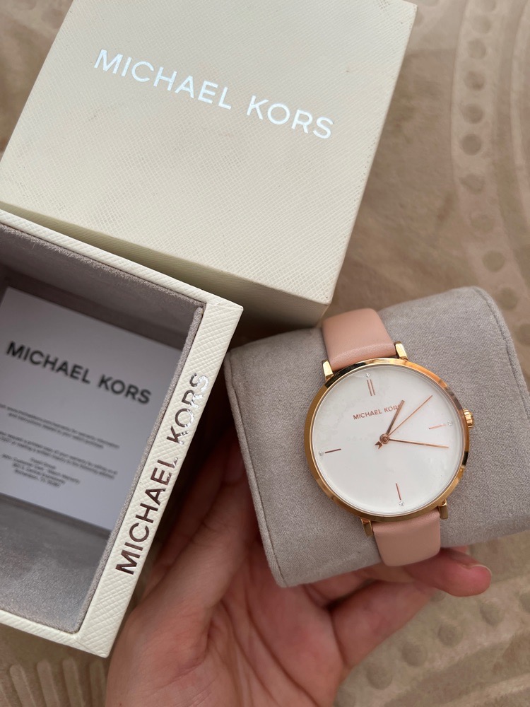 Une montre michael kors couleur nude 