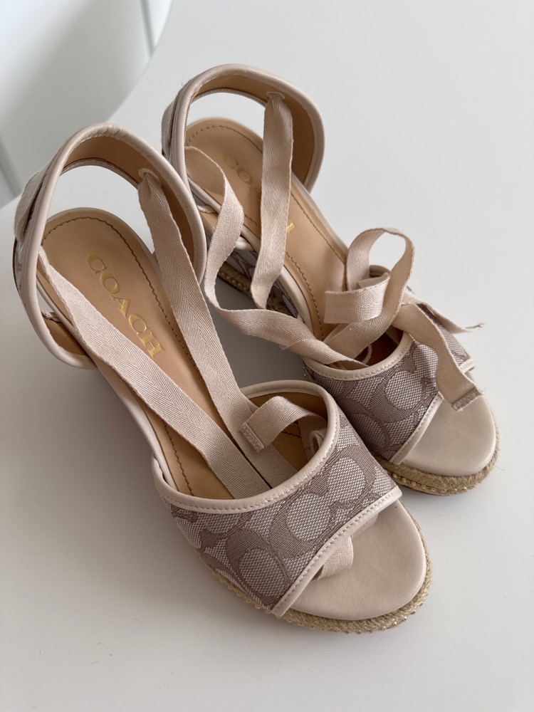 Des sandales COACH
