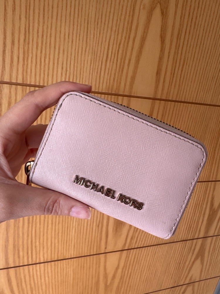 Un porte monnaie MICHAEL KORS 