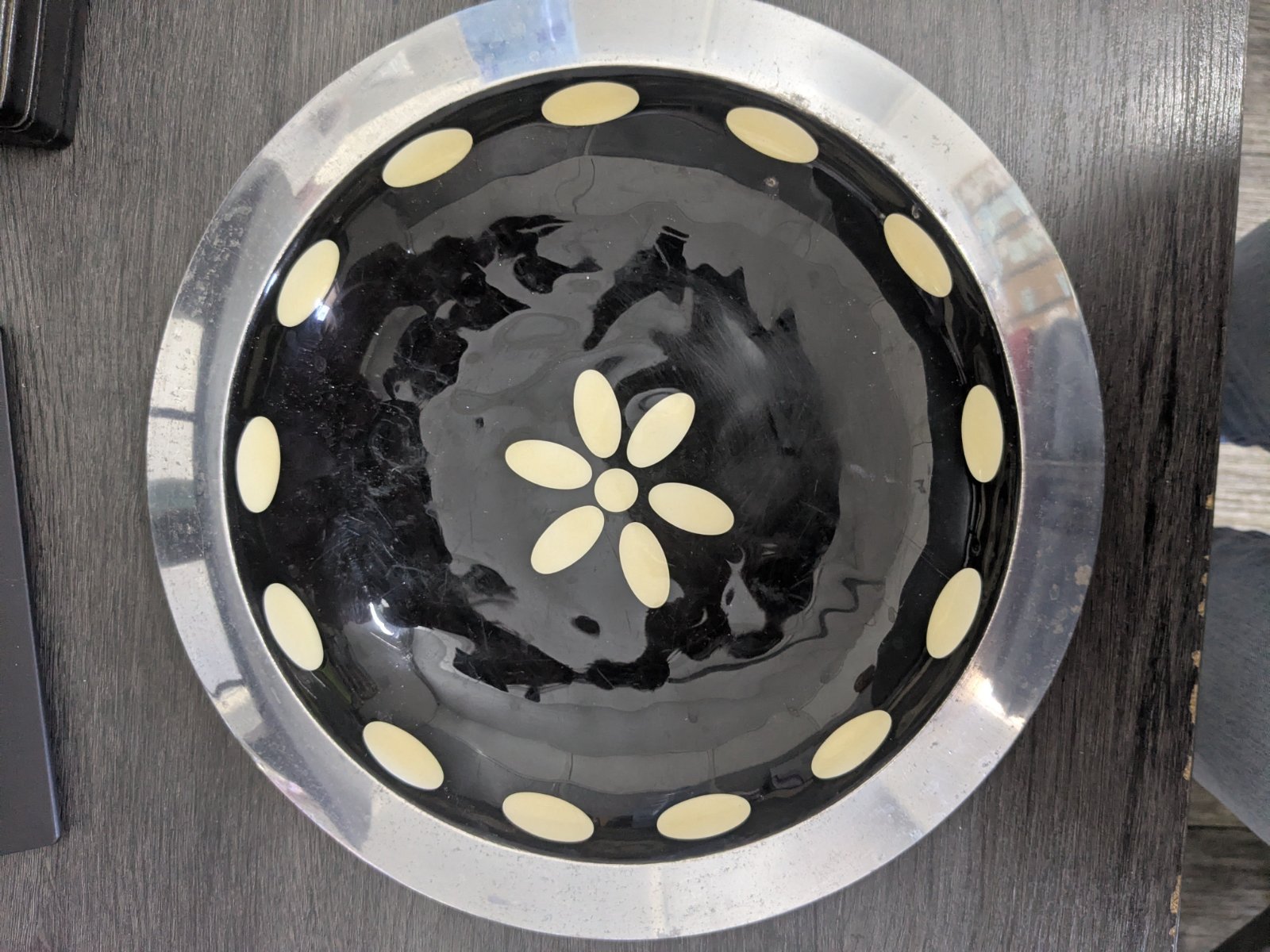 Jolie assiette émaillée en métal argenté 