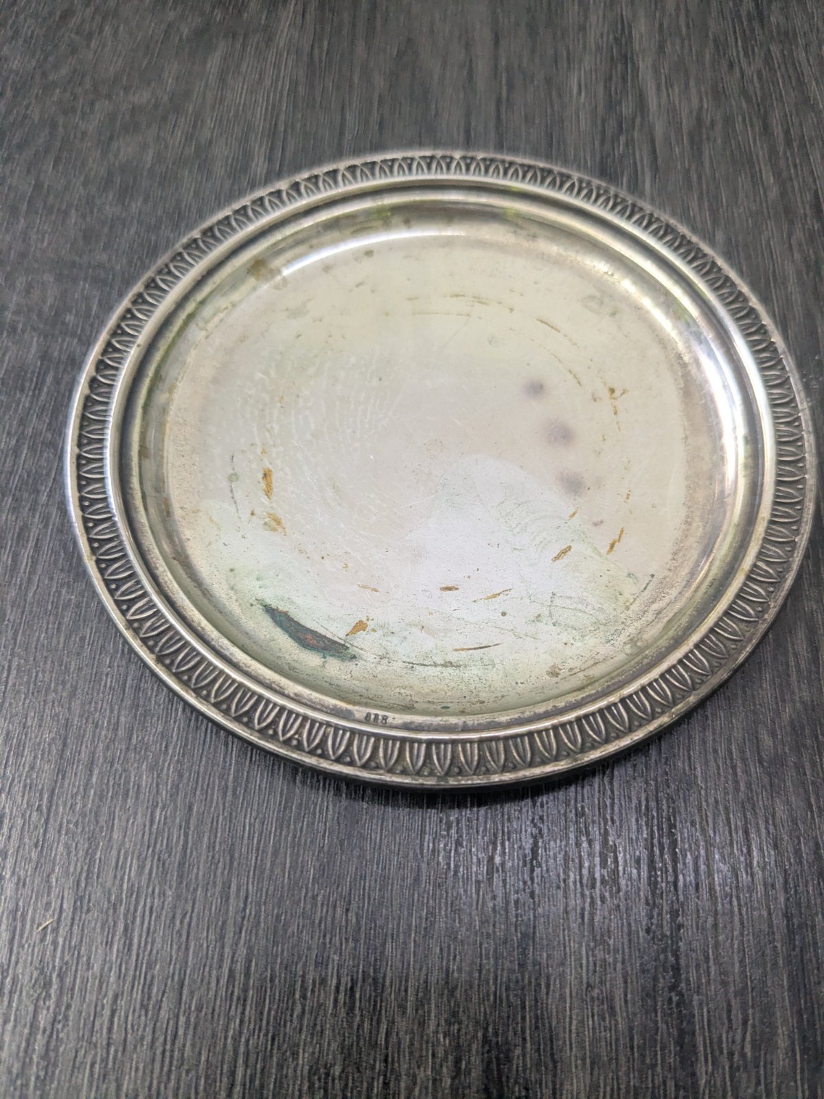 Petite assiette poinçonné de couleur oxydé caractéristique de l'argent. 