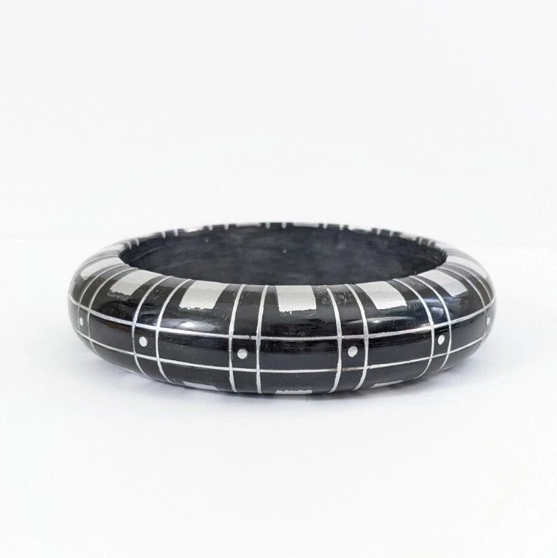 Bracelet jonc vintage noir à incrustations argentées – Élégance graphique intemporelle. Ce bracelet peut être utilisé comme décoration aussi