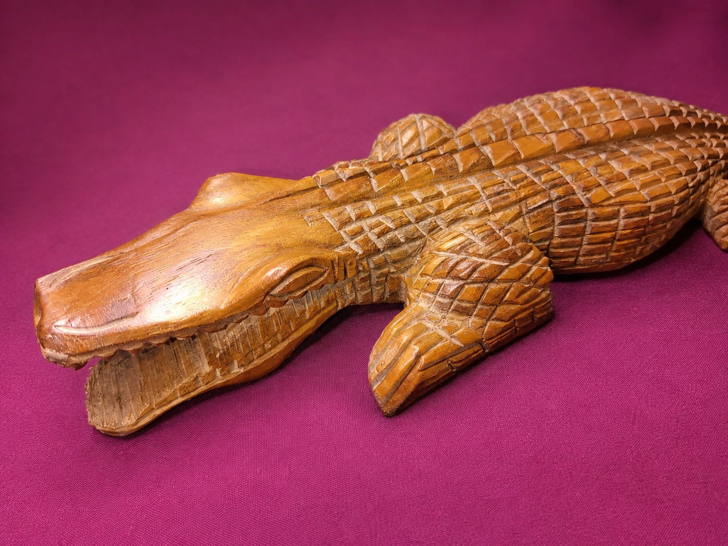 Crocodile 🐊 décoratif en bois sculpté – Sculpture artisanale pour jardin ou intérieur