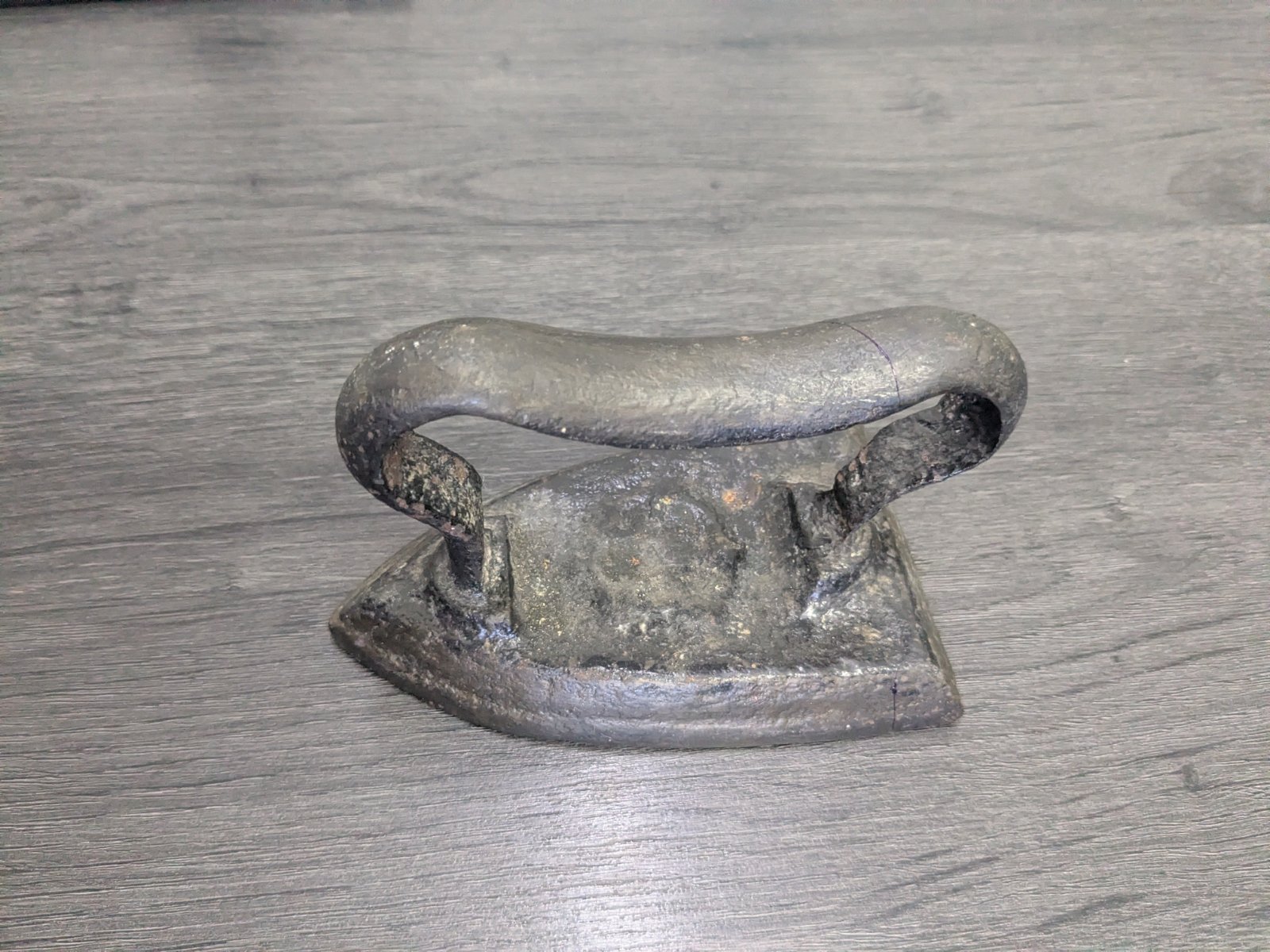 Vintage fer à repasser en fonte fin XIX Siècle un objet de collection/ décor caractérisé par sa lourdeur et sa poignée fixe