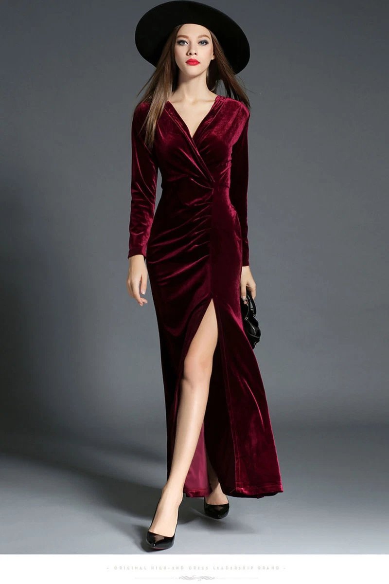 Robe très élégante ( importée) (taille S et M) qui attire le regard par son raffinement et la noblesse de son tissu.