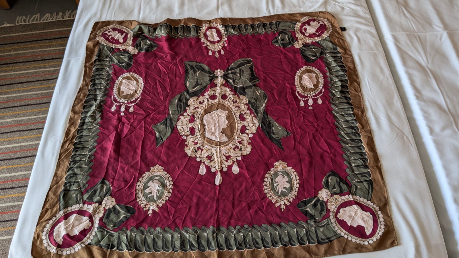 Foulard en soie bordeaux 
