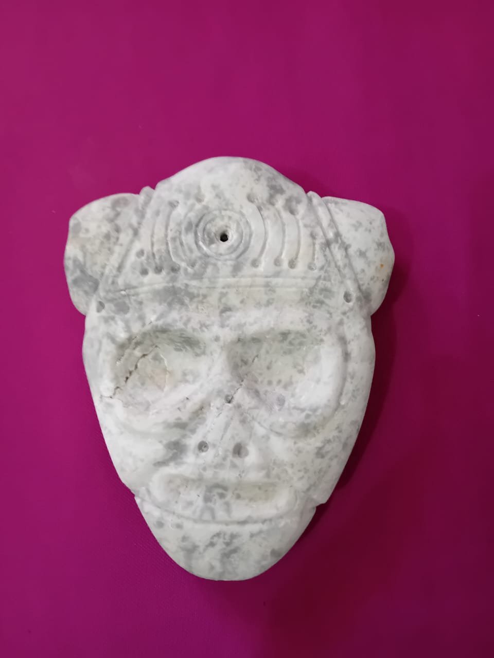 Masque / Idole anthropomorphe en pierre sculptée - Style Précolombien (Inspiration Taïno / Art Premier)