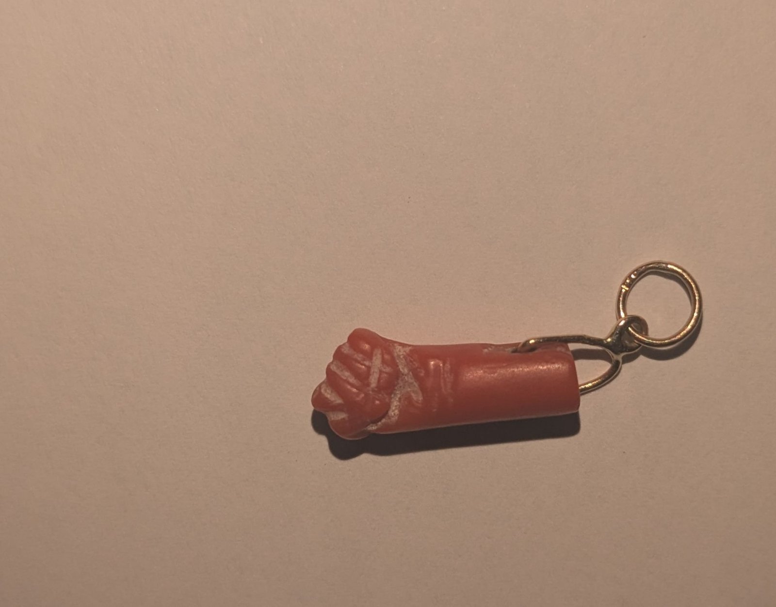 Pendentif " Mano figa " en corail rouge méditerranéen et en or 18K  taillé à la main 