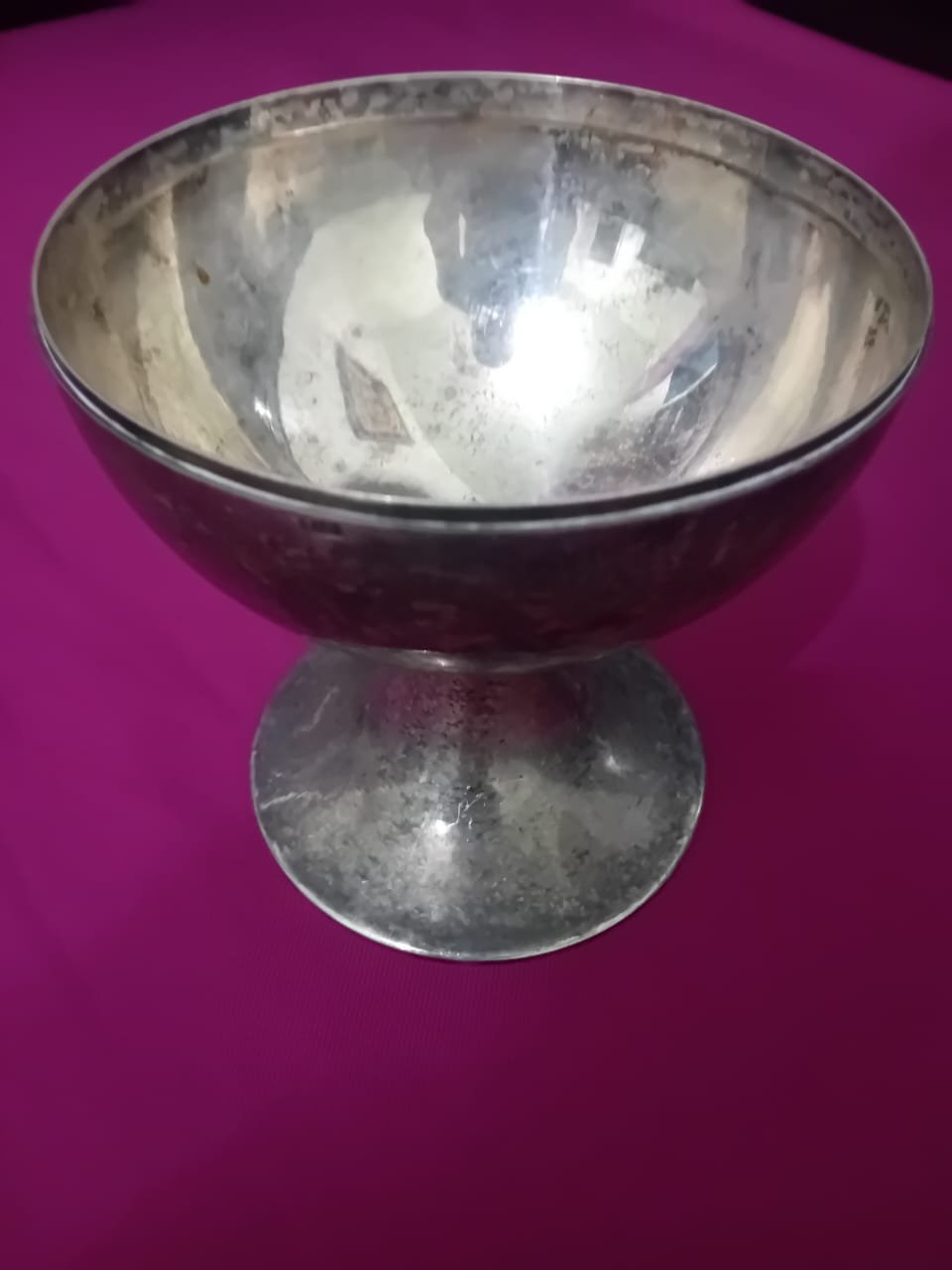 Coupe à fruits / Coupelle à pied vintage en métal argenté poinçonnée par le maître orfèvreier.Dimensions coupelle hauteur 15cm diamètre 12.5cm