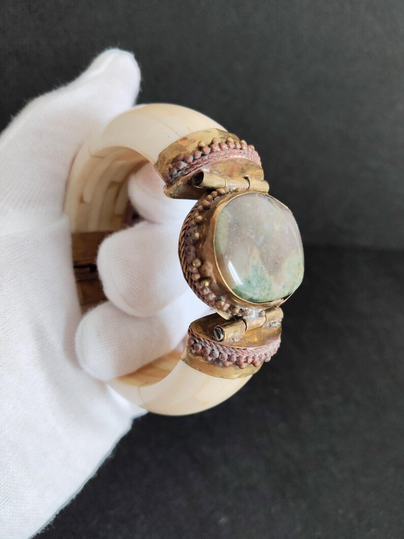 Bracelet de style oriental antique, fait main en os de chameau et bronze, orné de cuivre et d'une véritable agate.