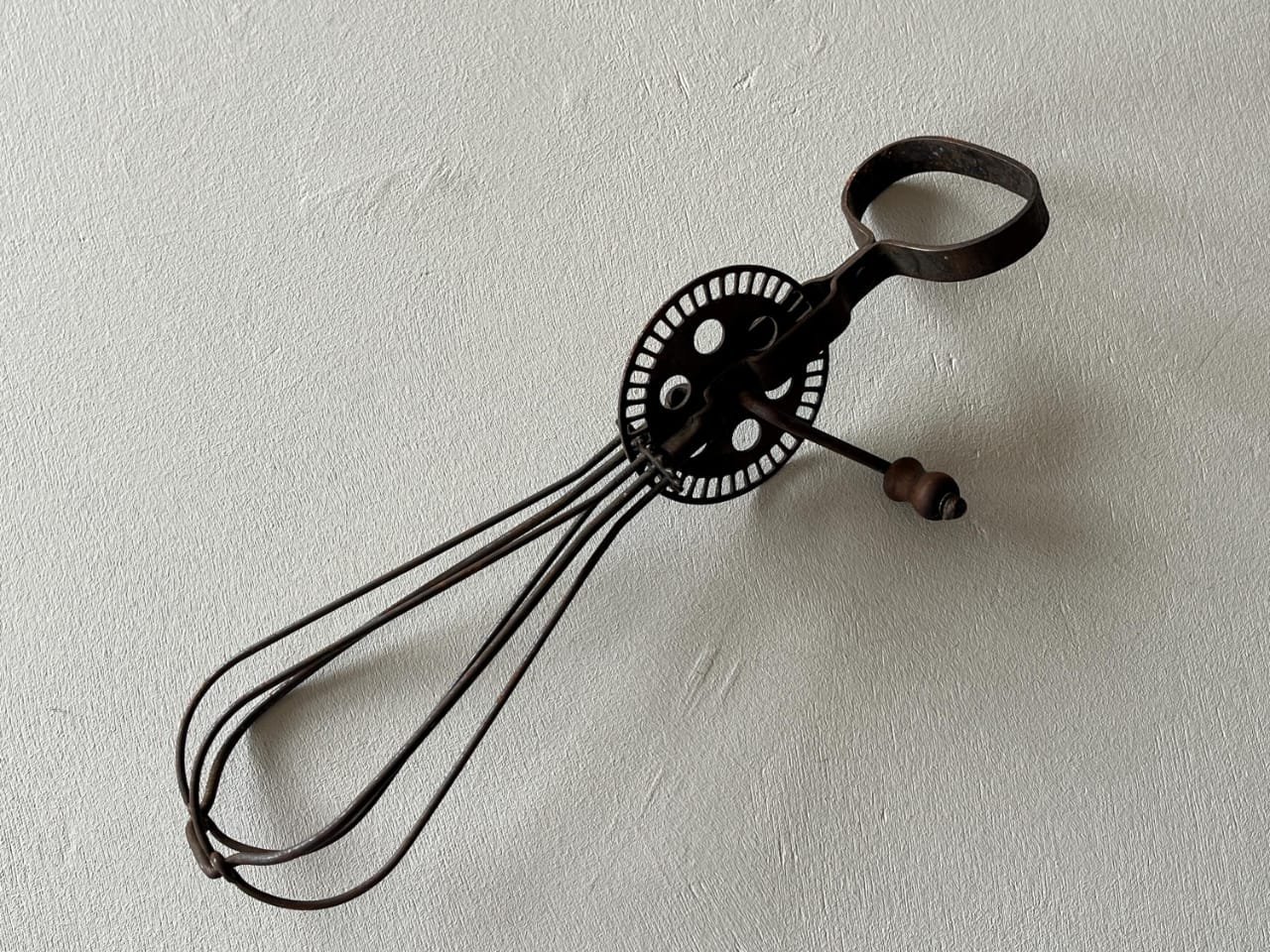 Art et déco :ancien batteur à œufs mécanique manuel ou fouet à manivelle, qui semble être de la marque Quarter datant du XXe siècle.