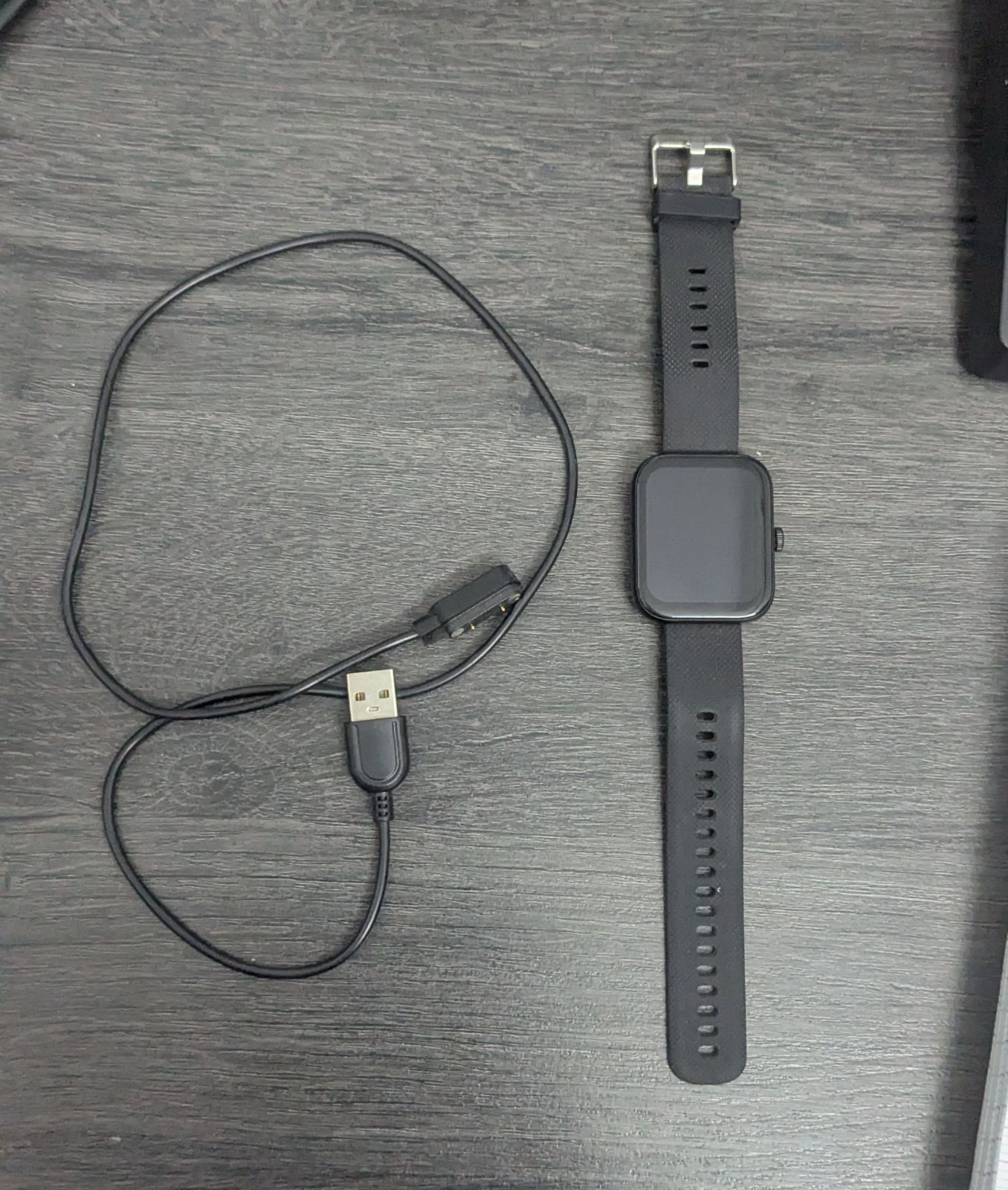 SmartWatch avec son chargeur 