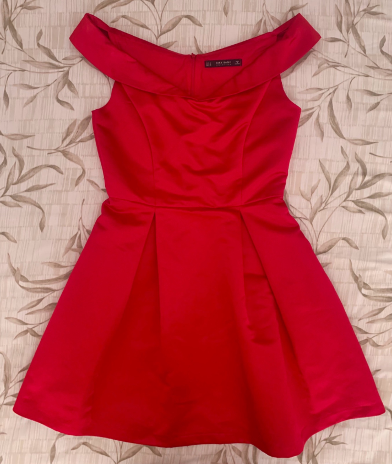 Robe courte rouge vif á col bardot de la marque Zara.