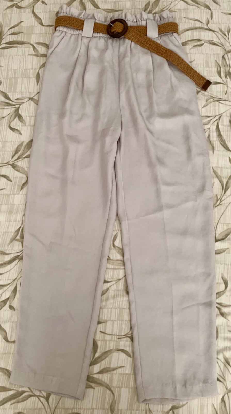 Pantalon femme ZARA taille haute style paperbag beige clair avec ceinture en raphia