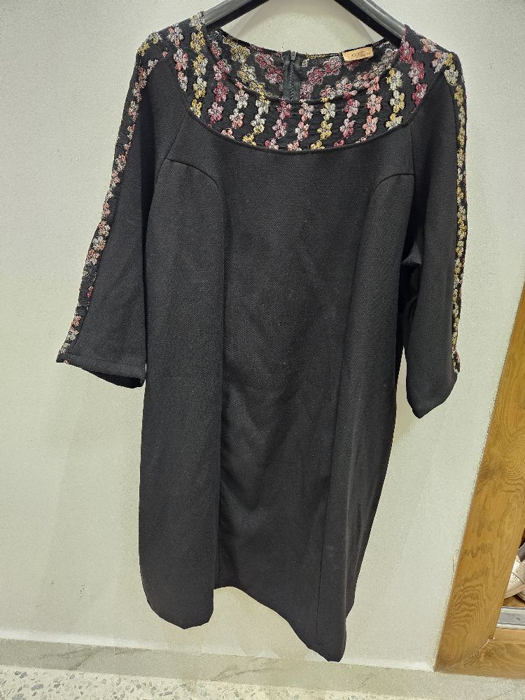 Robe noire avec détail fleuri niveau du col taille 3xl marque jasmin by sasio