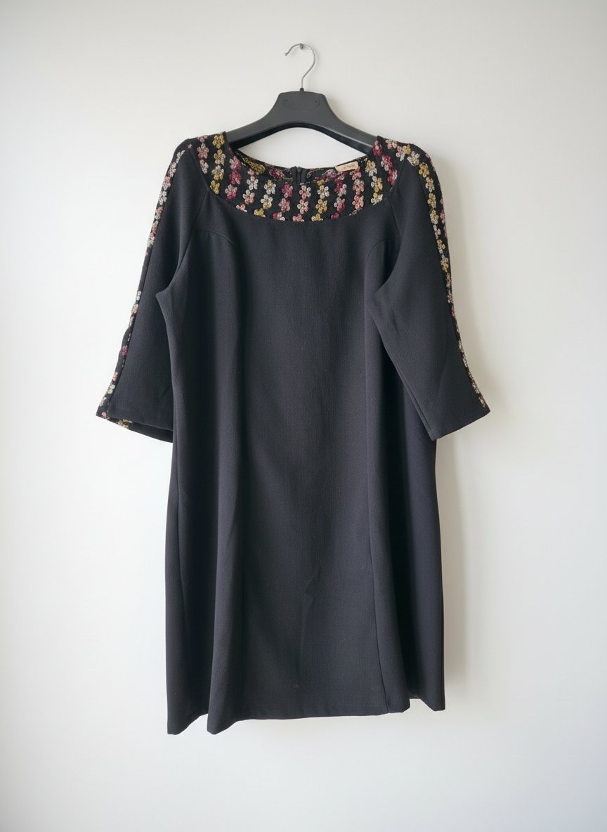 Robe noire col fleuri collection jasmin de la marque SASIO Taille 3xl