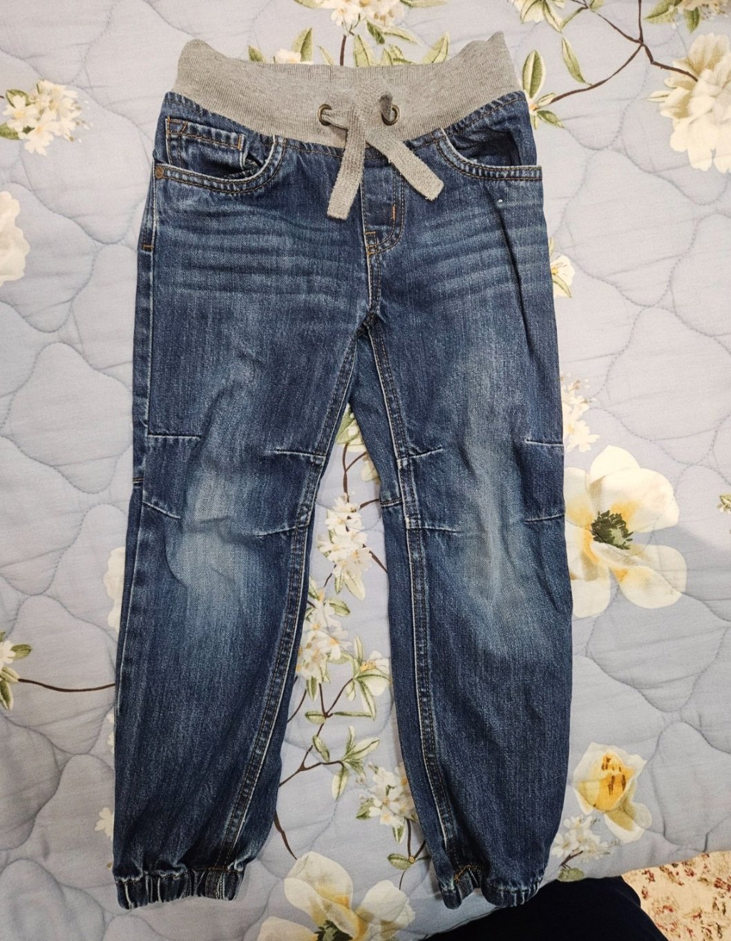 Lot 02 pantalons garçons taille 4 ans