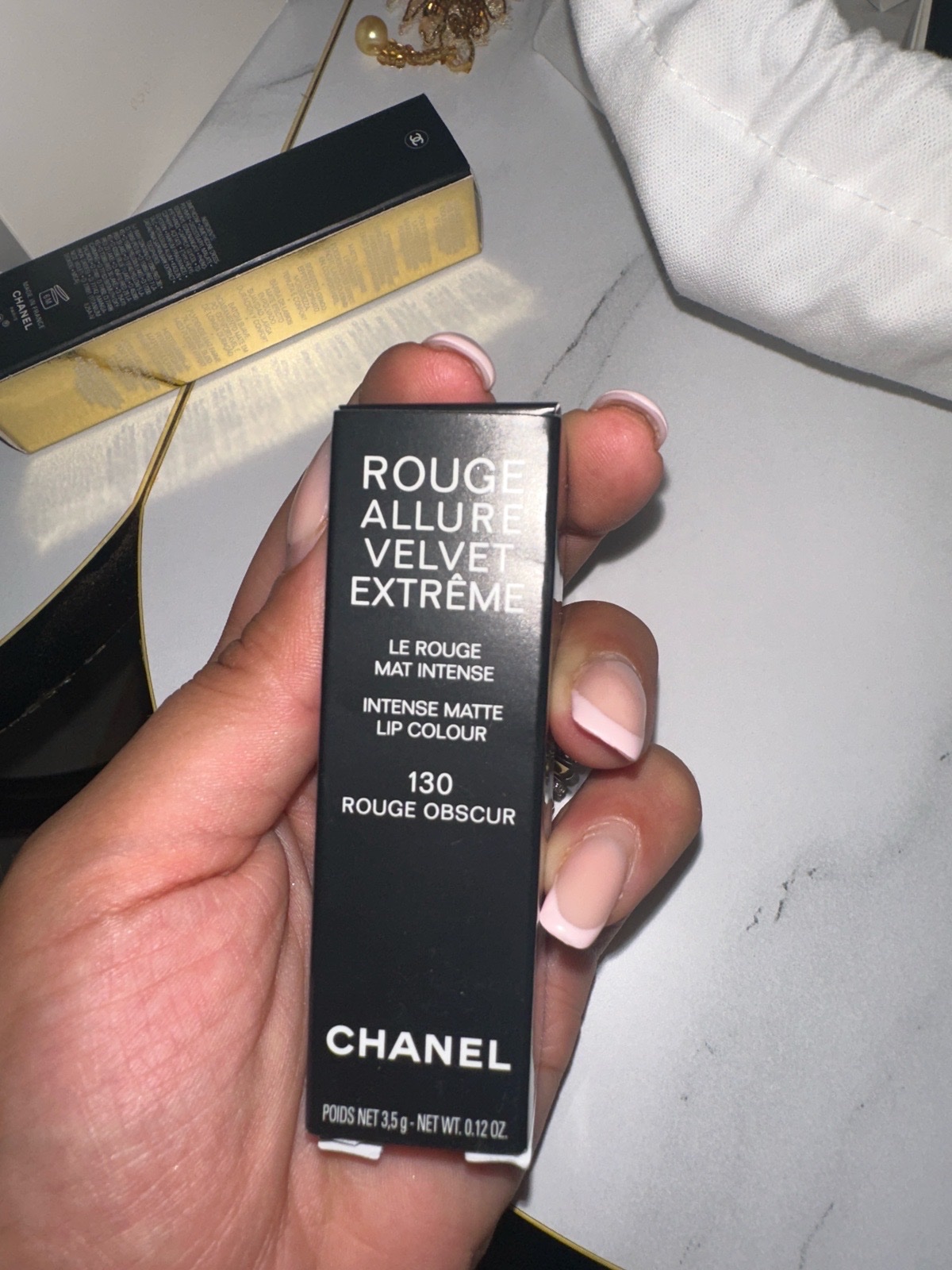 CHANEL Rouge Allure Velvet Extreme – teinte 130 Rouge Obscur.
