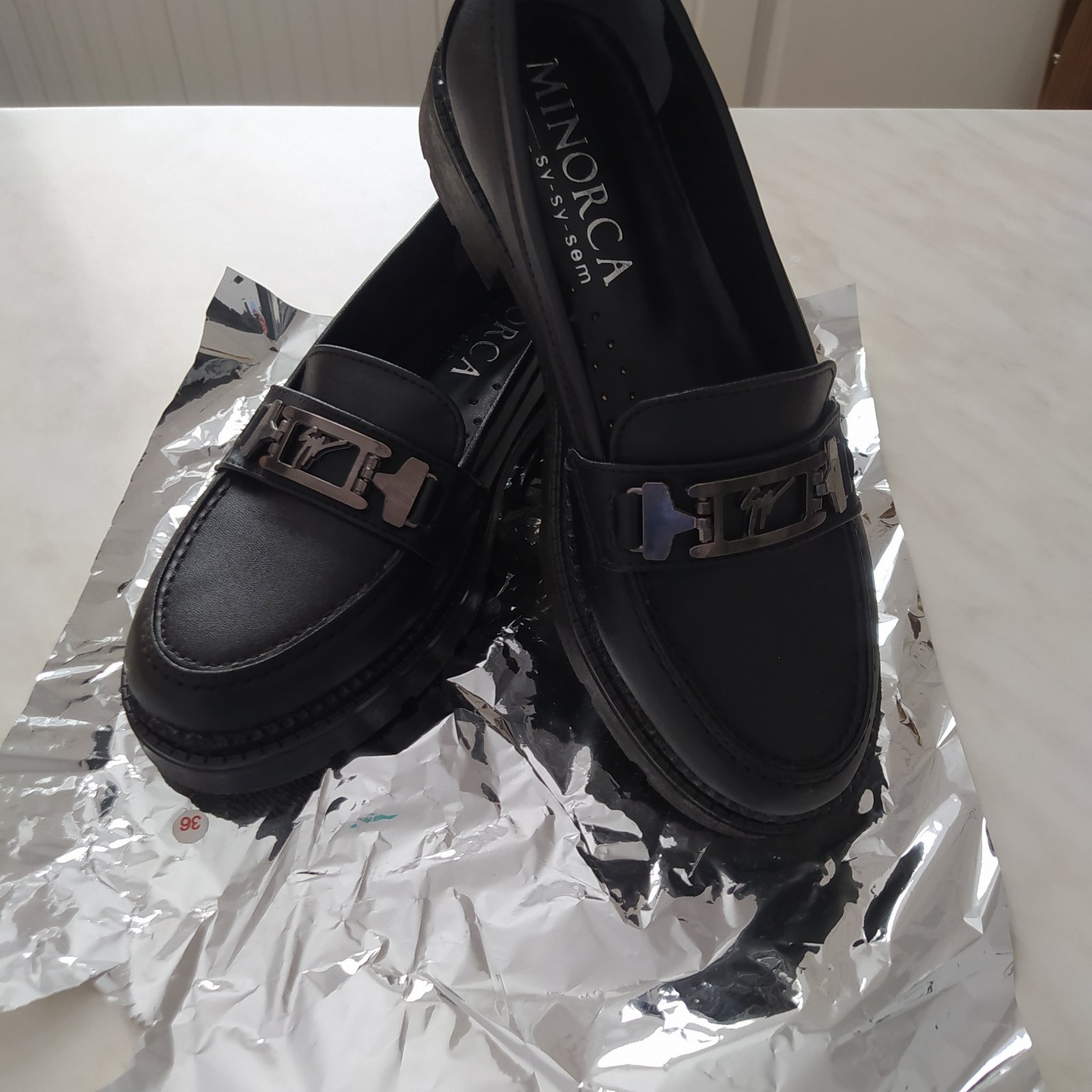 Chaussures noires en vente 