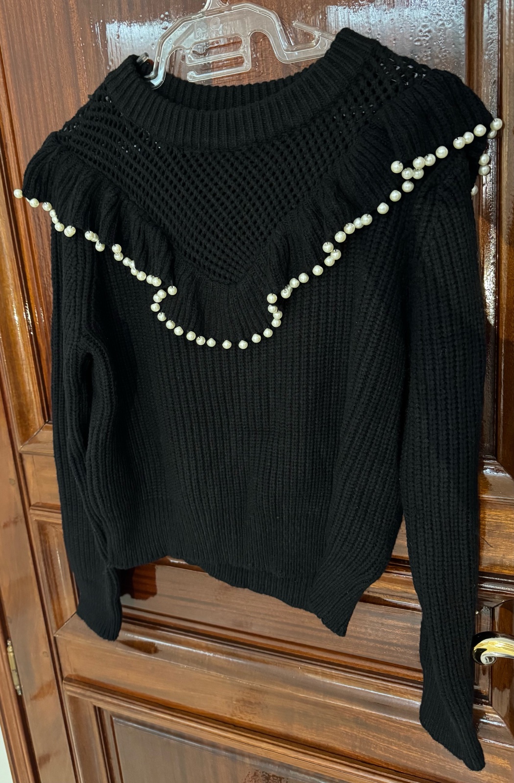 Pull noir à volants et perles (ZARA)