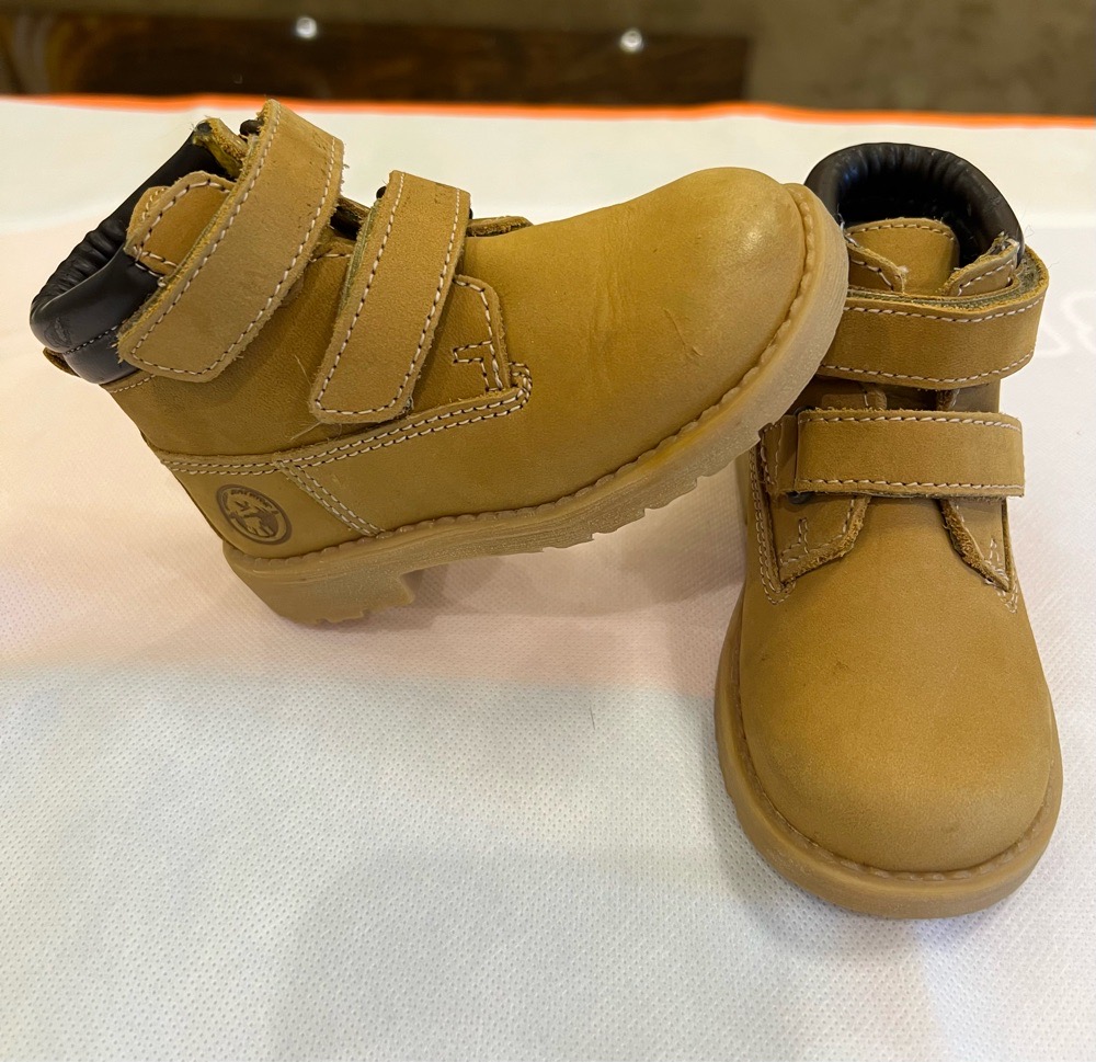 Paire de chaussures montantes pour bb pointure 22