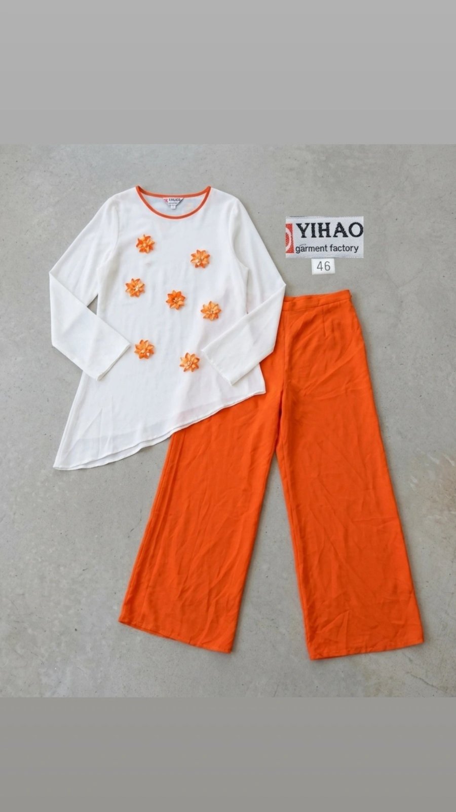 Ensemble Yihao  – Tunique asymétrique blanche & Pantalon large orange