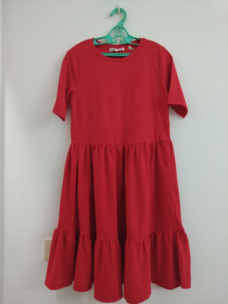 Robe rouge toute neuve
