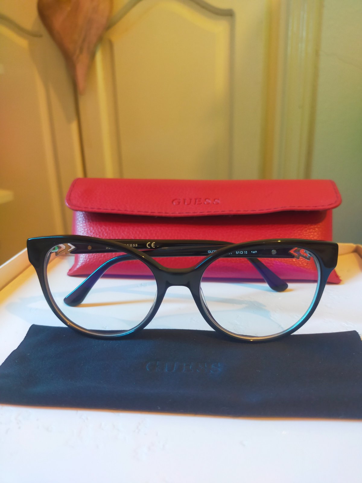 Lunettes Guess originales avec étui