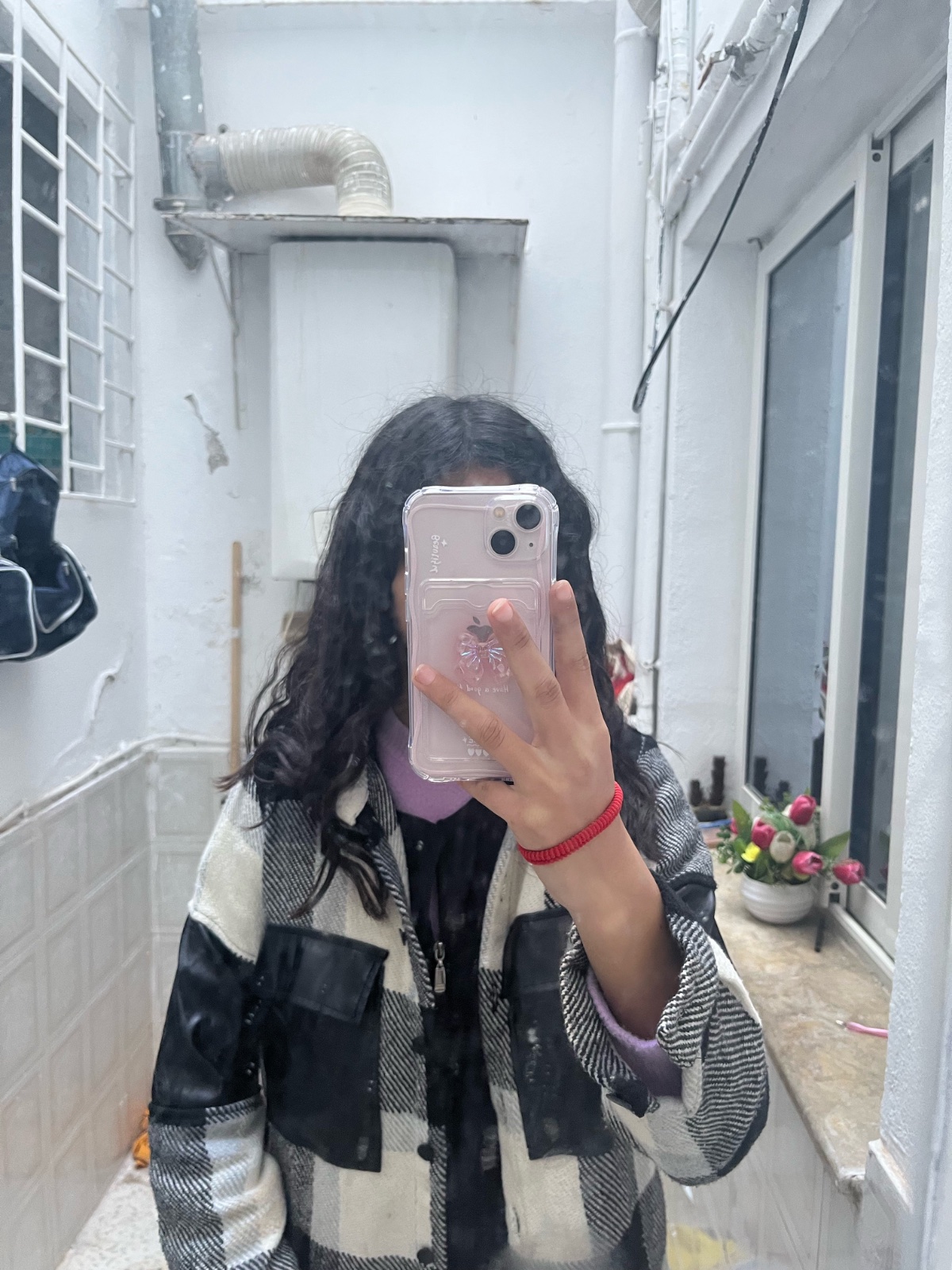 Veste blanche à carreaux noirs avec veste blanche à carreaux noirdes poches en cuir, importée de Turquie
