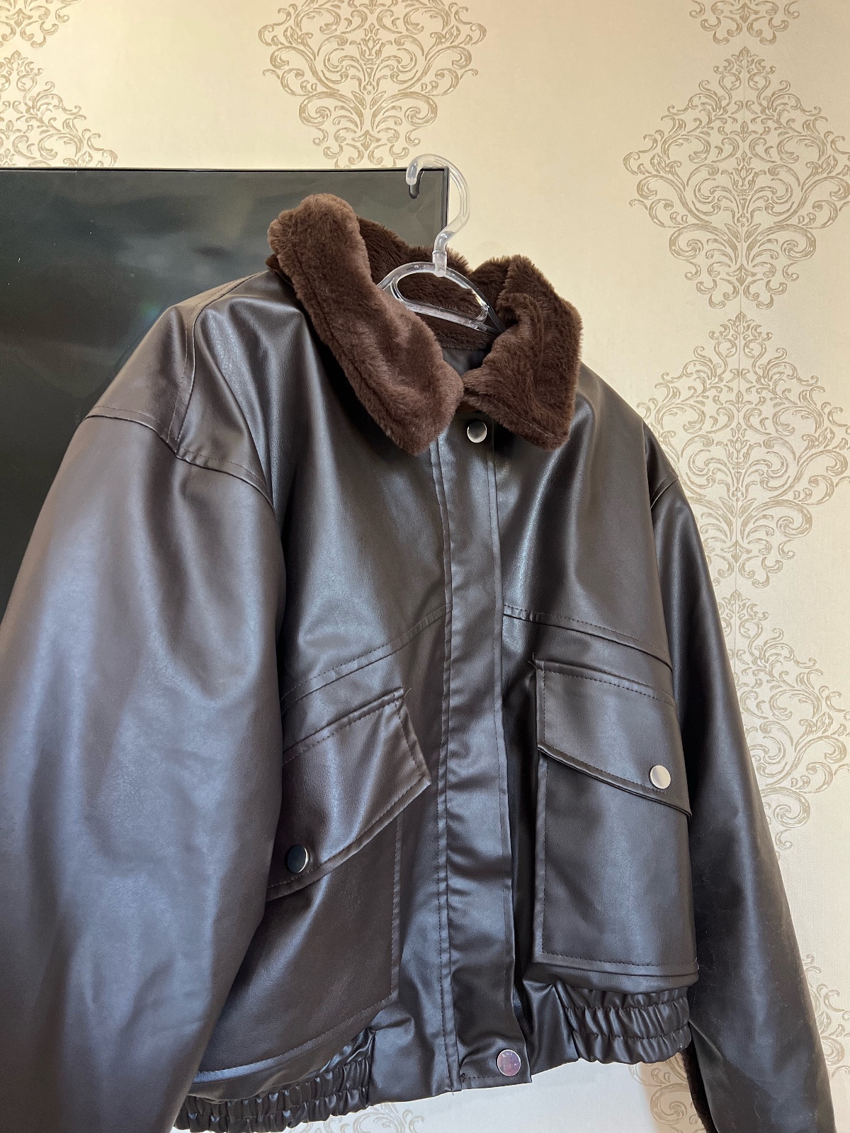 Veste marron en cuir, doublée en fourrure, chaude, élégante et de très bonne qualité.