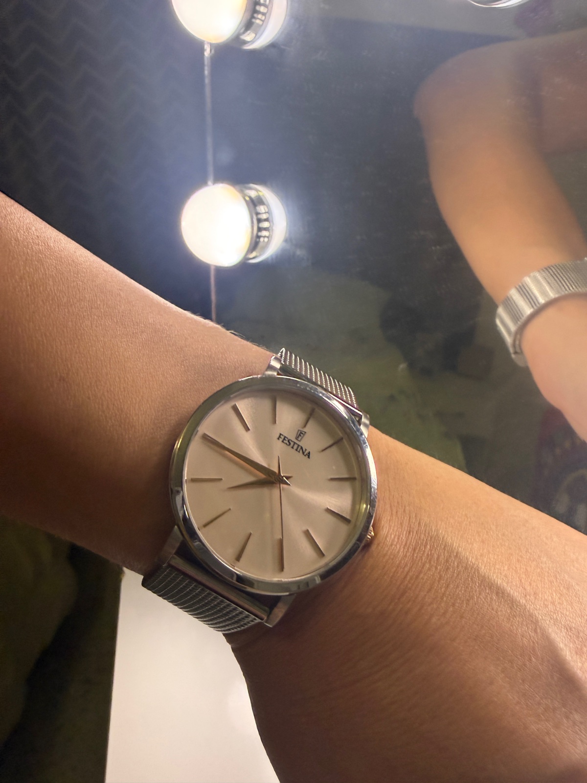 Festine; Montre mixte, mais avec cadran rose/champagne et le bracelet fin